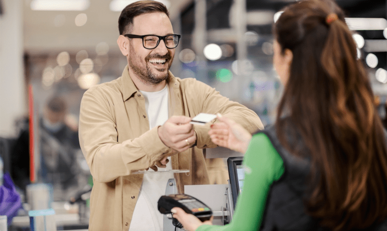 man paying for groceries with credit card